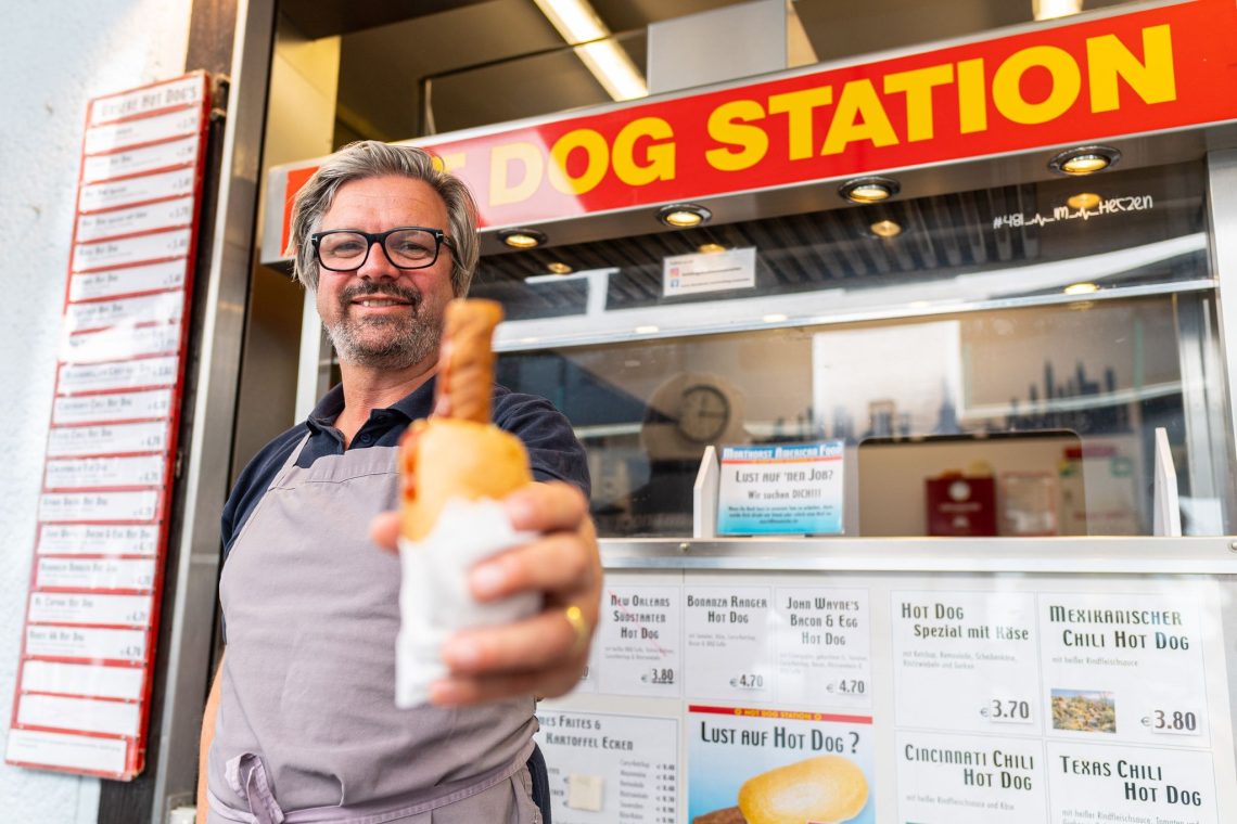 «H-Blockx»-Sänger Henning Wehland hilft am Hot Dog-Stand in Münster aus. Der in der Studentenstadt beliebte Imbiss hat nach eigenen Angaben große Probleme, Personal zu finden.