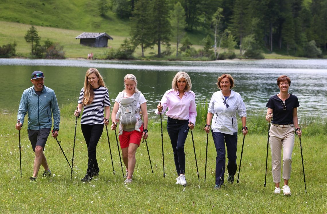 Christian Neureuther(l-r), Carrie Johnson, Miriam Neureuther, Brigitte Macron, Britta Ernst, Ehefrau des Bundeskanzlers  und Amelie Derbaudrenghien, Partnerin von EU-Ratspräsident Michel, am Ferchensee.