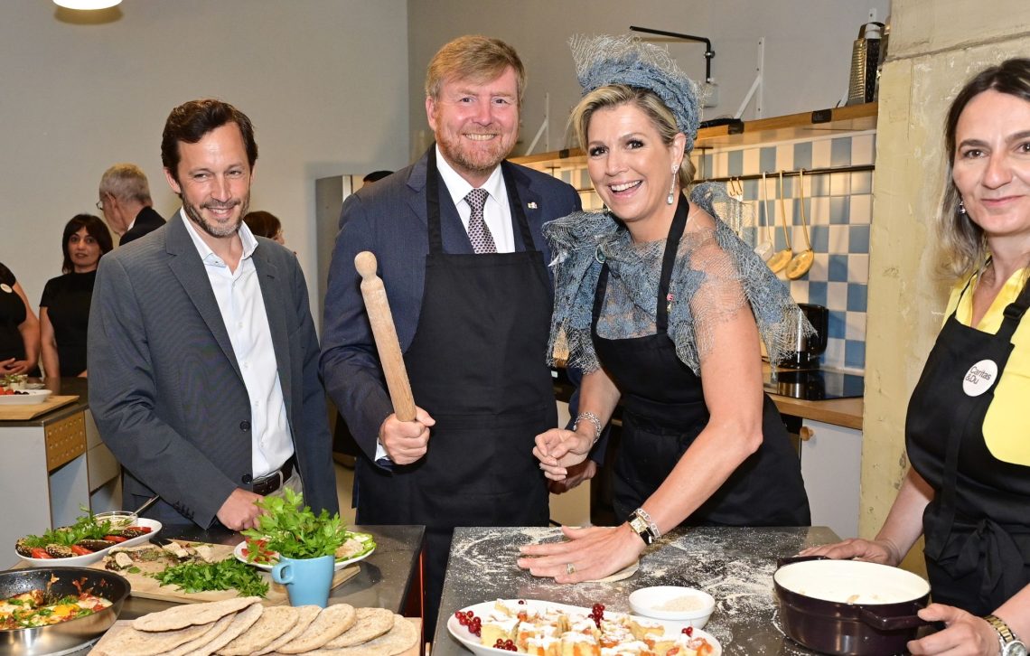 Königin Maxima (2.v.r) und König Willem-Alexander (M) beim Besuch einer Community-Cooking-Küche in Wien.