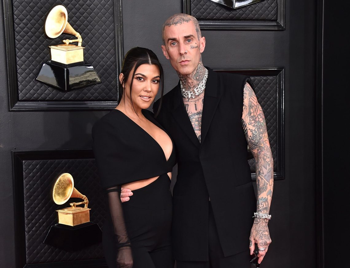 Reality-Star Kourtney Kardashian und Musiker Travis Barker bei der  Grammy-Verleihung 2022.