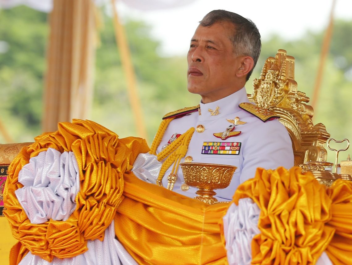 Thailands König Maha Vajiralongkorn nimmt an der Zeremonie anlässlich des Beginns der Anbausaison für Reis teil (2019). Nun wird er 70.