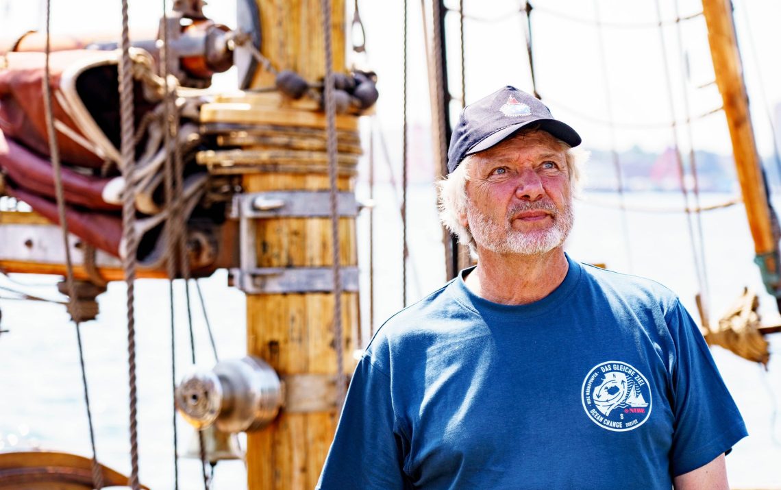 Der Polarforscher und Buchautor Arved Fuchs auf seinem Schiff, der «Dagmar Aeen» in der Kieler Förde vor dem Start zur Expedition «Ocean Change».