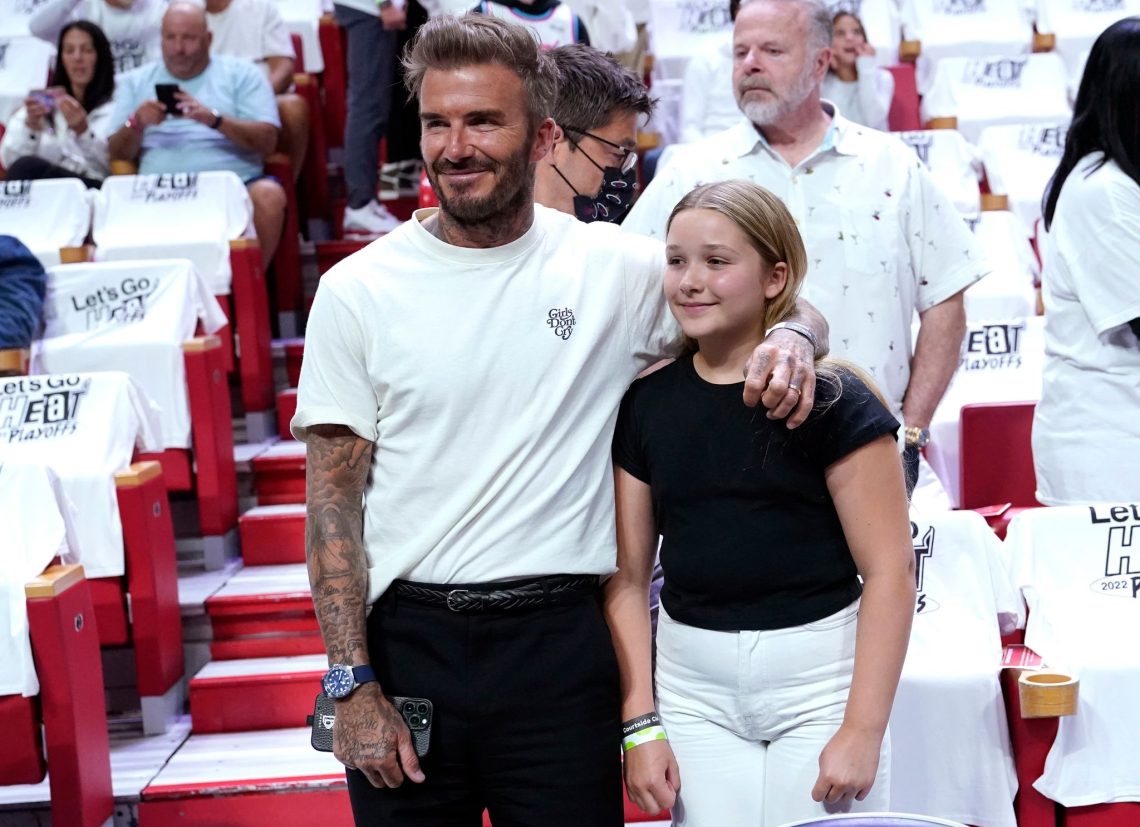 David Beckham mit seiner Tochter Harper bei einem Basketballspiel in Miami.