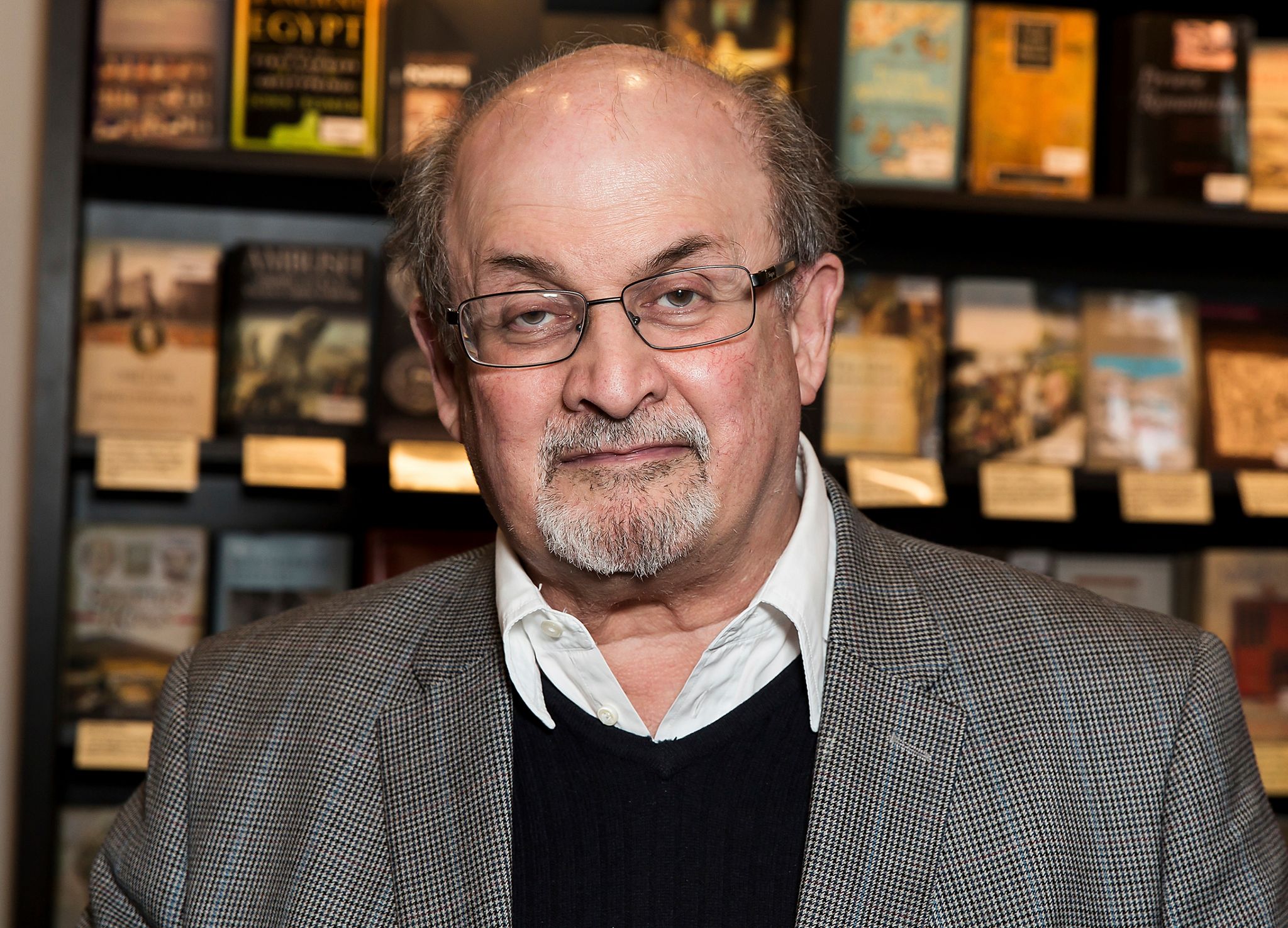 Salman Rushdie bei einer Veranstaltung in London. Der Schriftsteller soll sich nach der Messerattacke auf dem Weg der Besserung befinden.