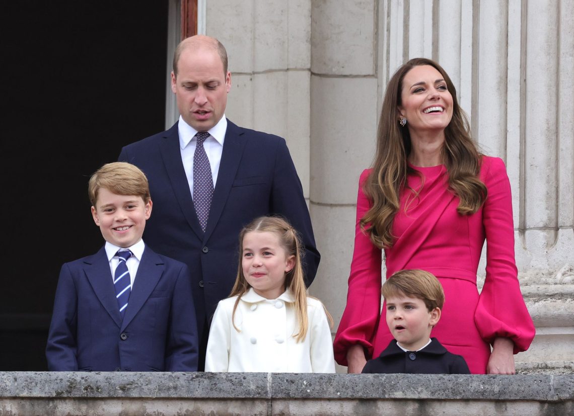Prinz George (l-r), Prinz William,  Prinzessin Charlotte, Prinz Louis und Herzogin auf dem Balkon des Buckingham Palast.