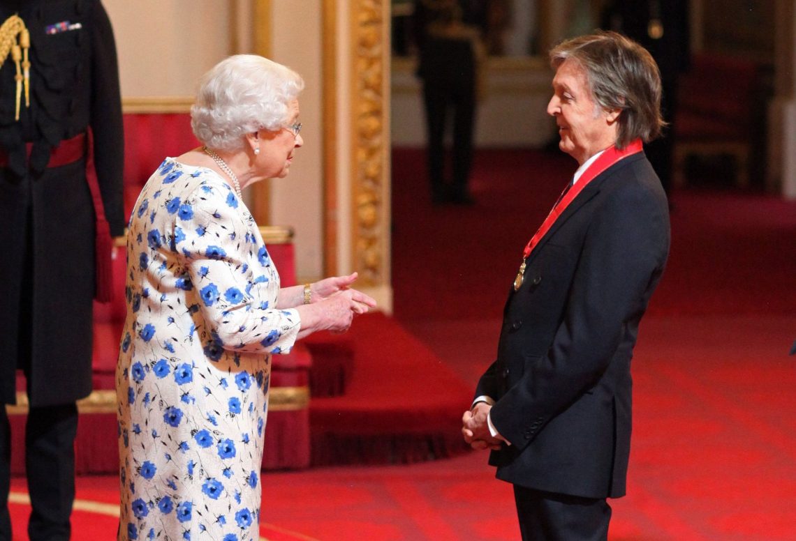 Sir Paul McCartney wird von Königin Elizabeth II. der Verdienstorden «Companion of Honour» verliehen.