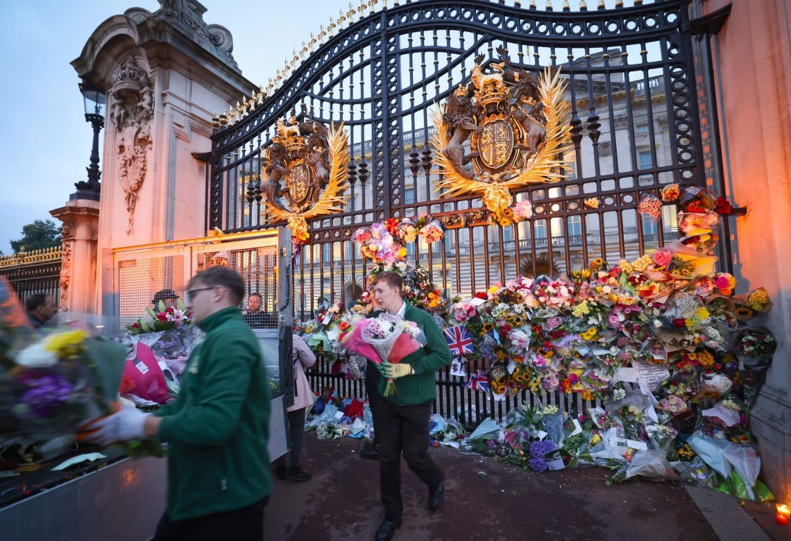 Mitarbeiter einer Gärtnerei entfernen am frühen Morgen die Blumen und Trauernachrichten am Zaun vor dem Buckingham-Palast. Die Blumen werden im benachbarten Green-Park auf den Wiesen arrangiert.