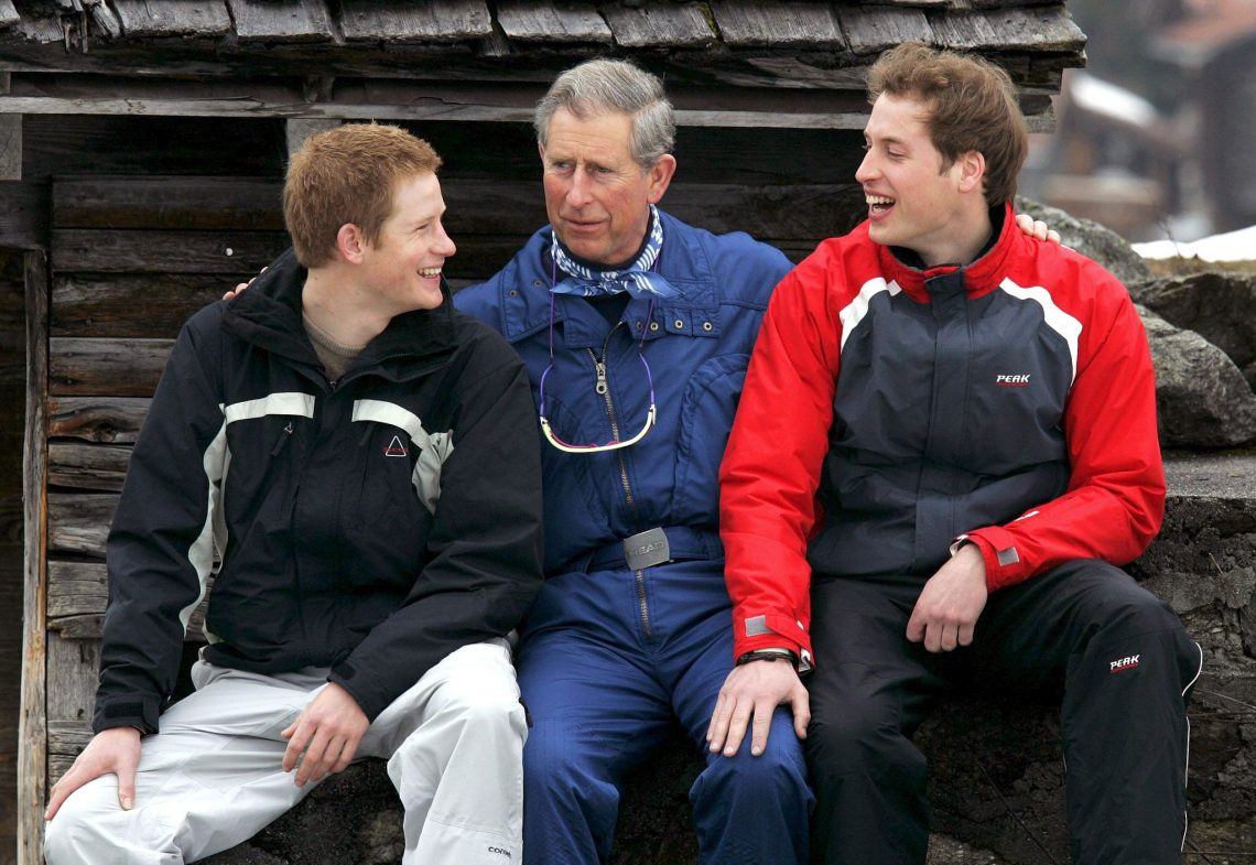 Prinz Charles (M) spricht mit seinen Söhnen Harry (l) und William während eines Fototermins in der Nähe des Ferienorts Klosters (2005).