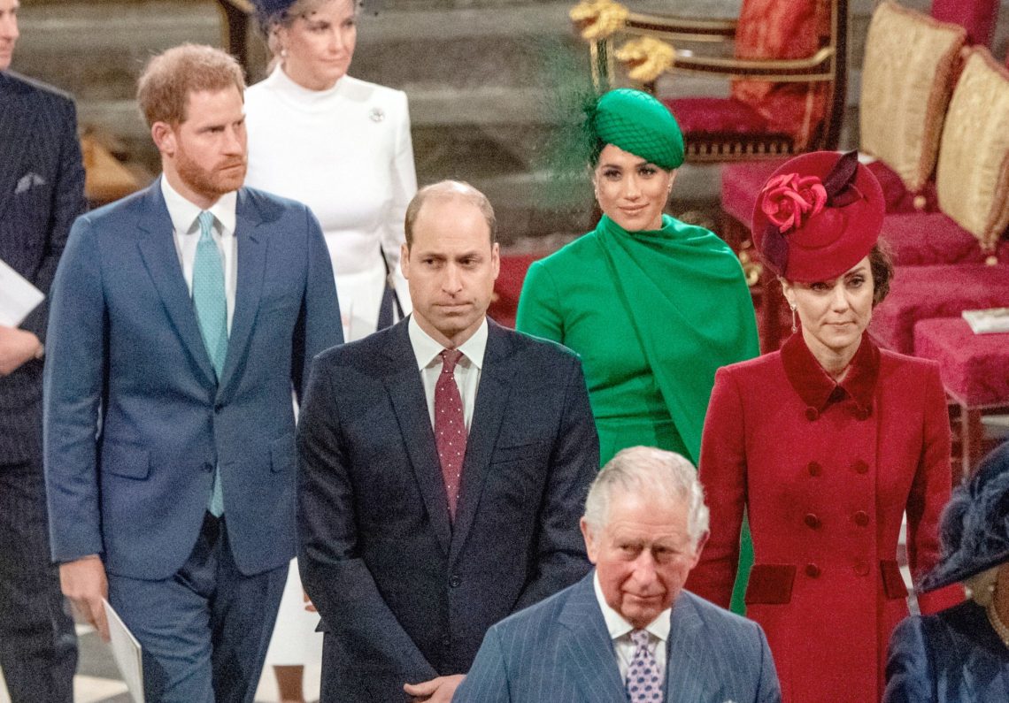 Prinz Harry (l-r), Prinz William, Meghan, Herzogin von Sussex, und Kate, Herzogin von Cambridge, verlassen hinter Prinz Charles (Vordergrund) Westminster Abbey nach dem Gottesdienst (2020).