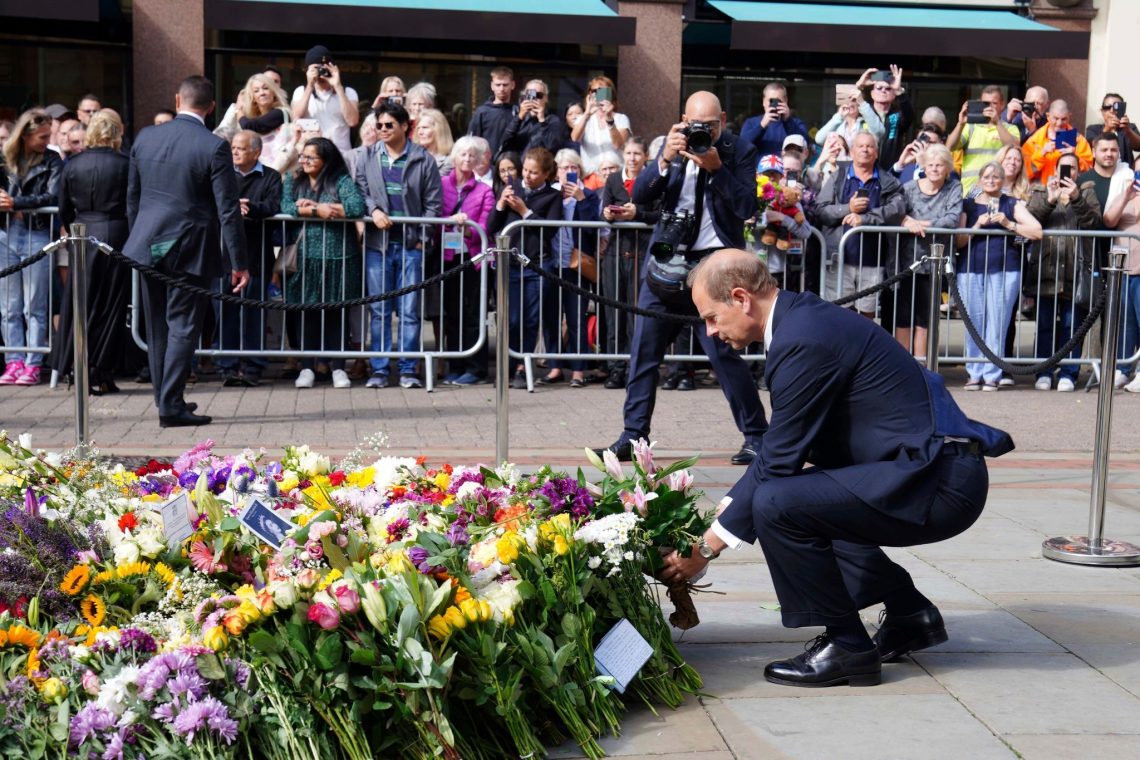 Prinz Edward legt nach dem Tod seiner Mutter einen Blumengruß nieder.