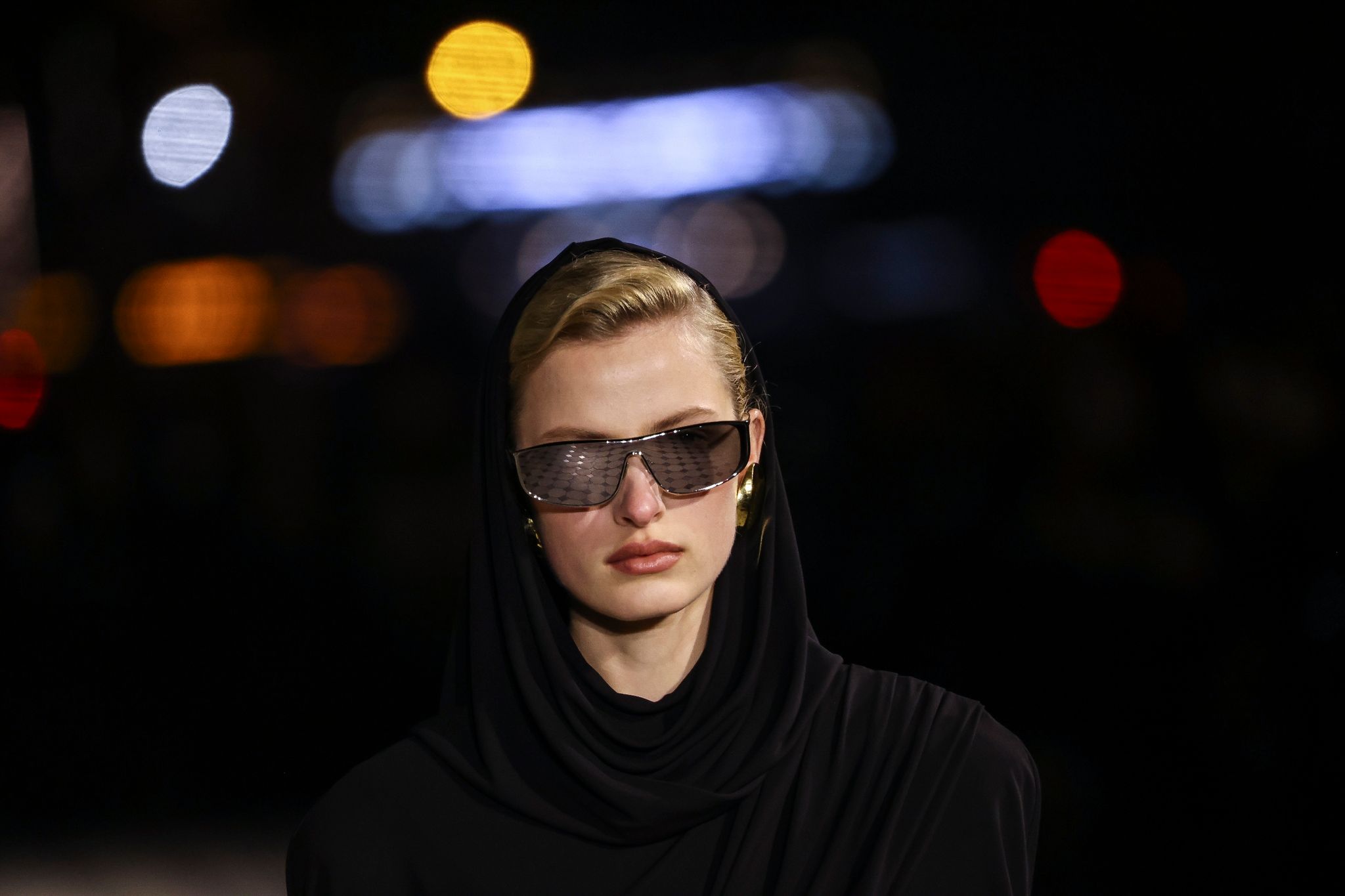 Ein Model trägt eine Kreation aus der Frühjahr-Sommer-Kollektion 2023 von Saint Laurent während der Fashion Week in Paris.