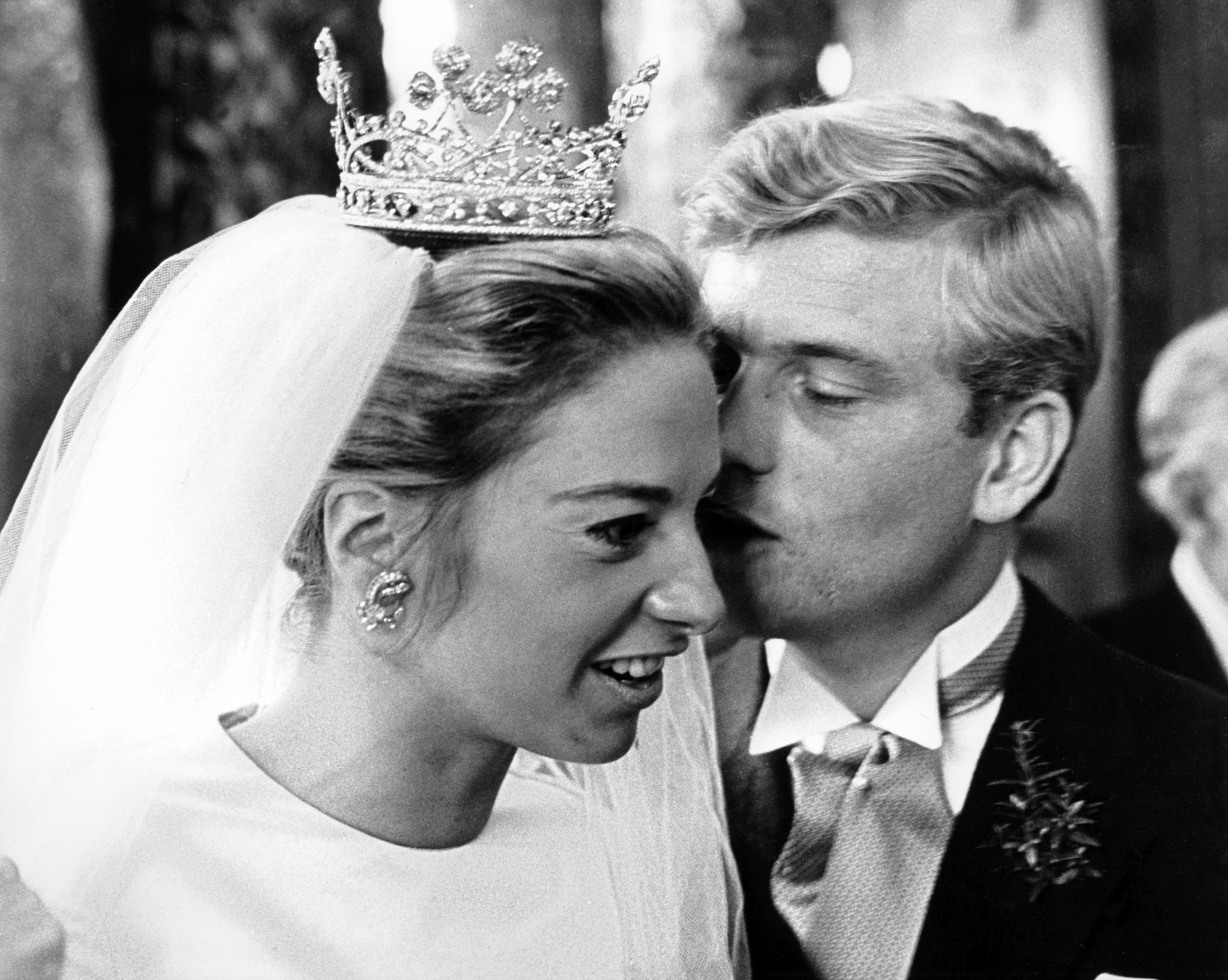 Das frisch vermählte Ehepaar Ferfried Prinz von Hohenzollern und Prinzessin Angela von Hohenzollern bei ihrer Trauung 1968.