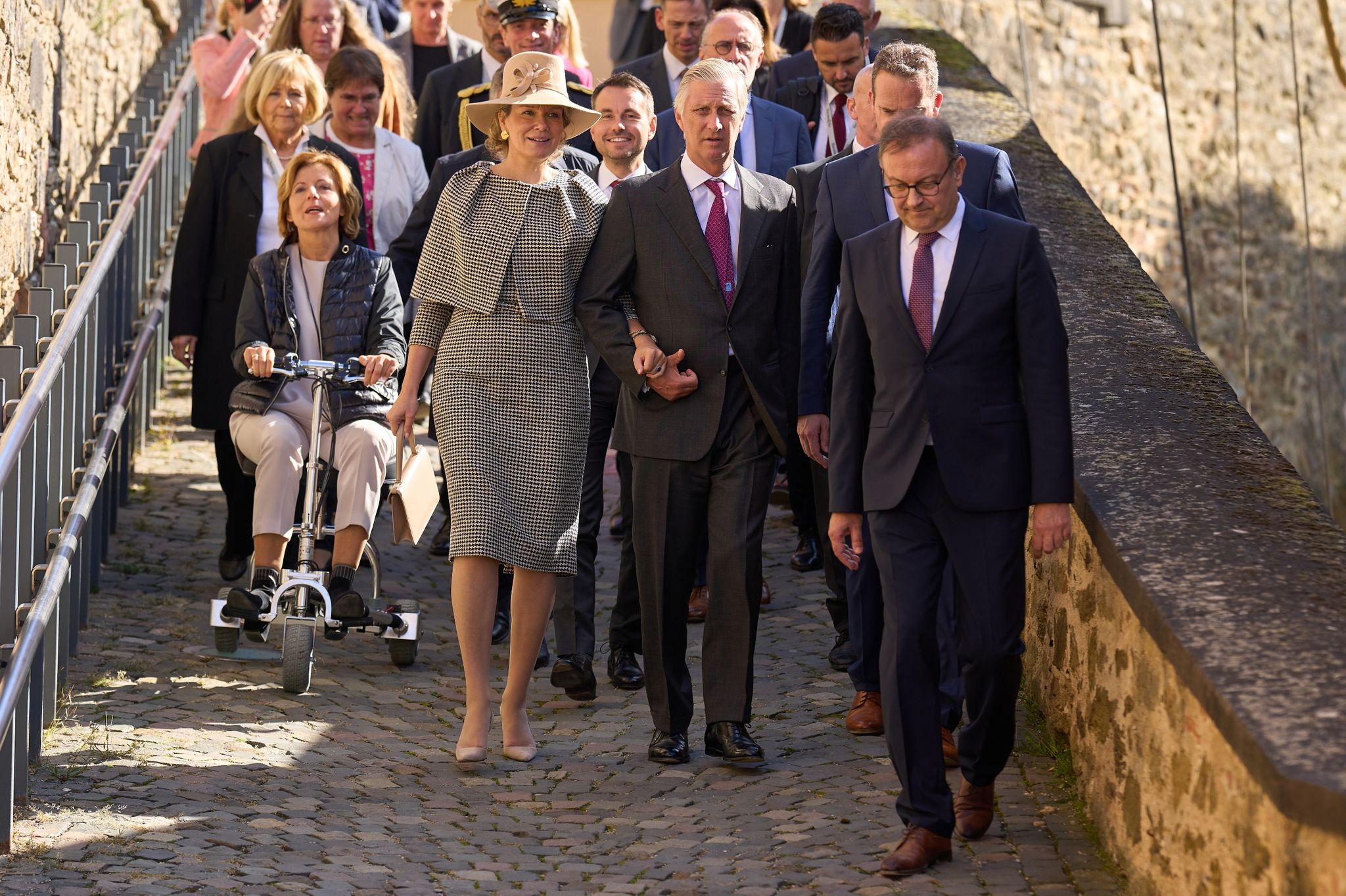 Das belgische Königspaar, Königin Mathilde und König Philippe von Belgien (M) besuchten die Festung Ehrenbreitstein in Koblenz.