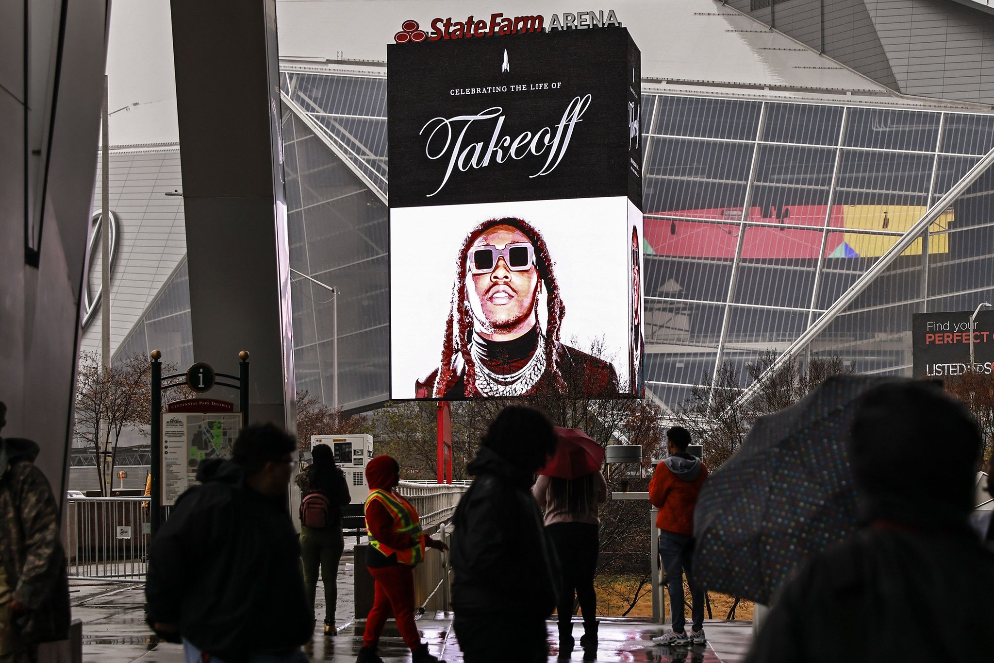 Fans warten am 11.11.2022 vor einer Arena in Atlanta, um an der Gedenkfeier für den getöteten Migos-Rapper Takeoff teilzunehmen.