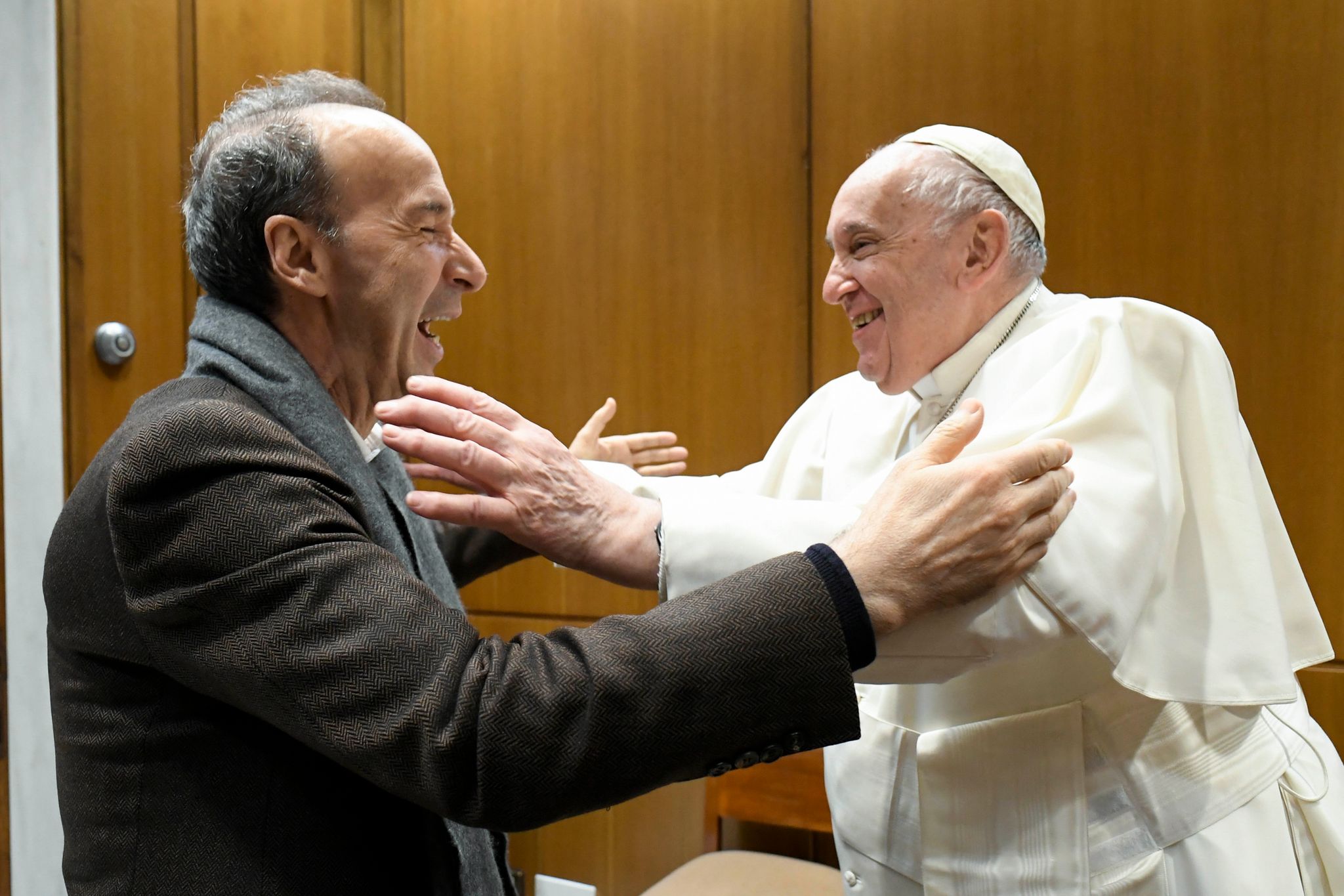 Papst Franziskus (r) empfängt den italienischen Filmemacher und Komiker Roberto Benigni.